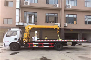 界首附近汽车轮胎更换